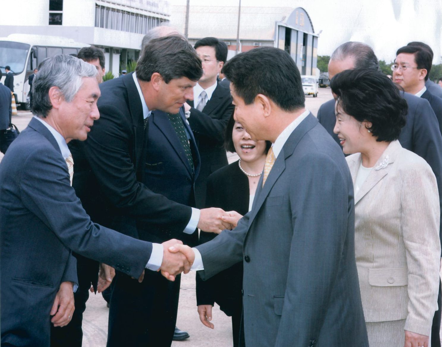 5db88cc568d43-visita-do-imperador-akihito-e-a-imperatriz-michiko-do-japao-ao-brasil-1997.jpg